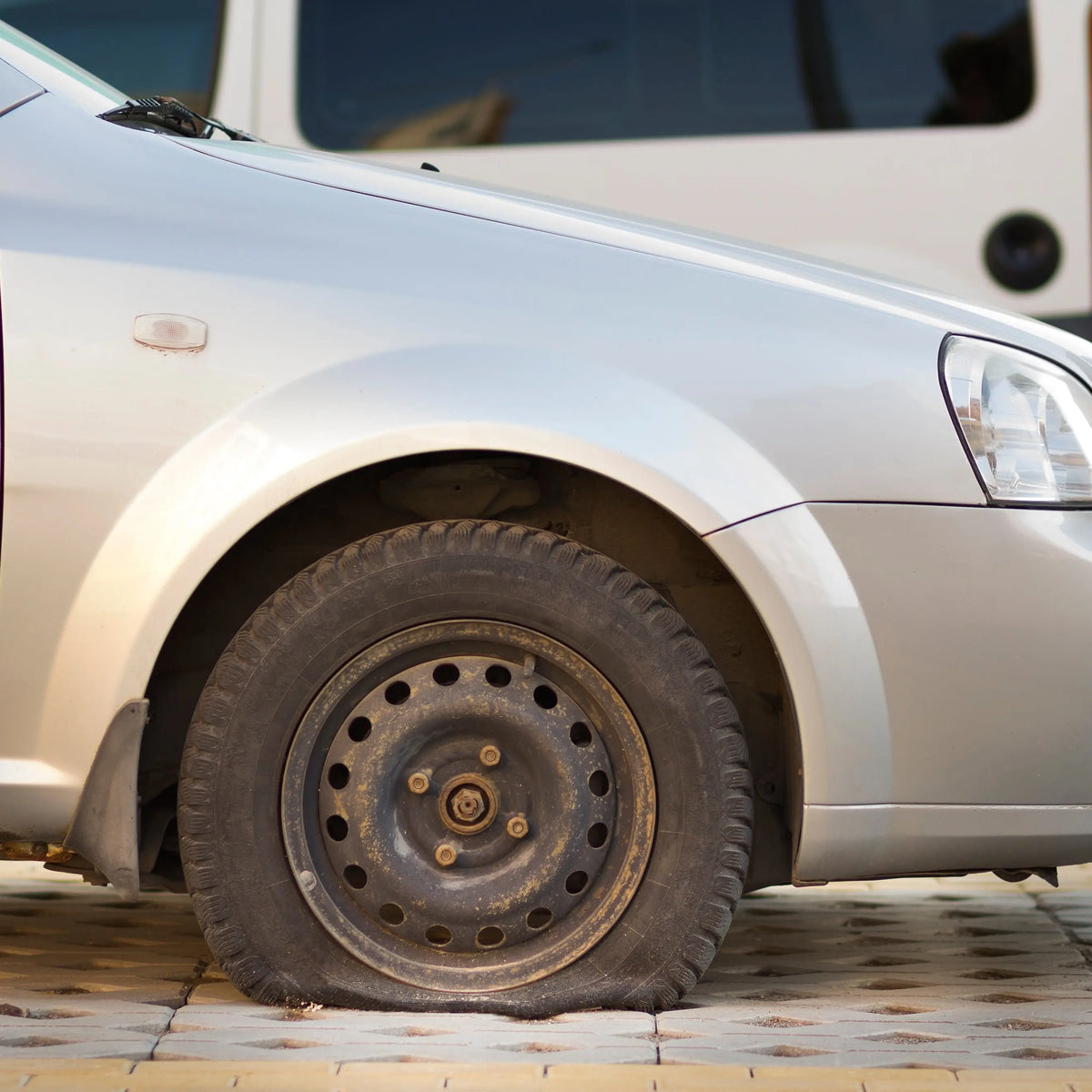 Tyre Rig Problem Step-by-Step Guide to Remove a Tyre | Easy DIY Process – Paisley Autocare